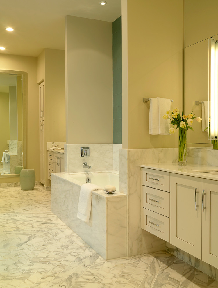Идея дизайна: ванная комната в классическом стиле с бежевыми фасадами