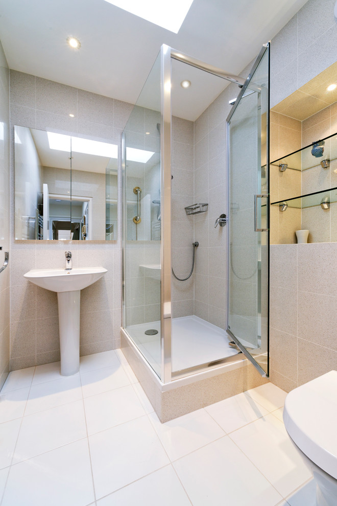 Cette photo montre une salle d'eau moderne de taille moyenne avec une douche d'angle, WC à poser, un carrelage gris, des carreaux de béton, carreaux de ciment au sol et un lavabo de ferme.