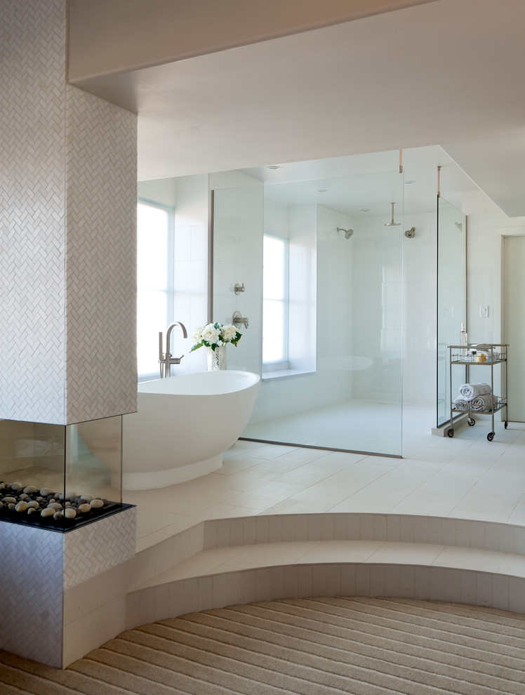 Modern inredning av ett stort badrum, med ett fristående badkar, en öppen dusch och med dusch som är öppen