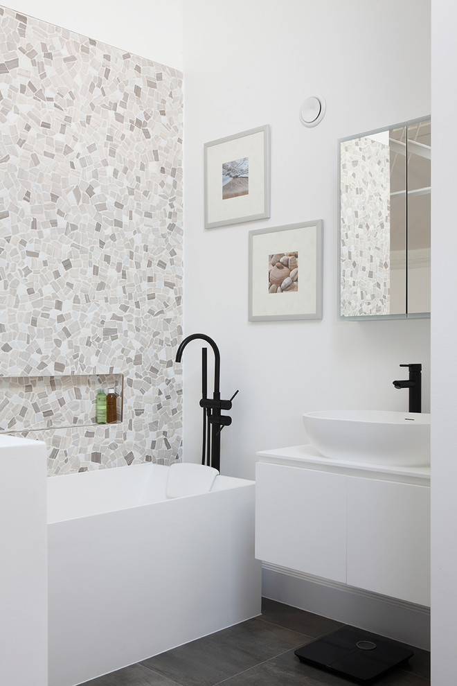 Idée de décoration pour une salle de bain principale design avec une baignoire indépendante.