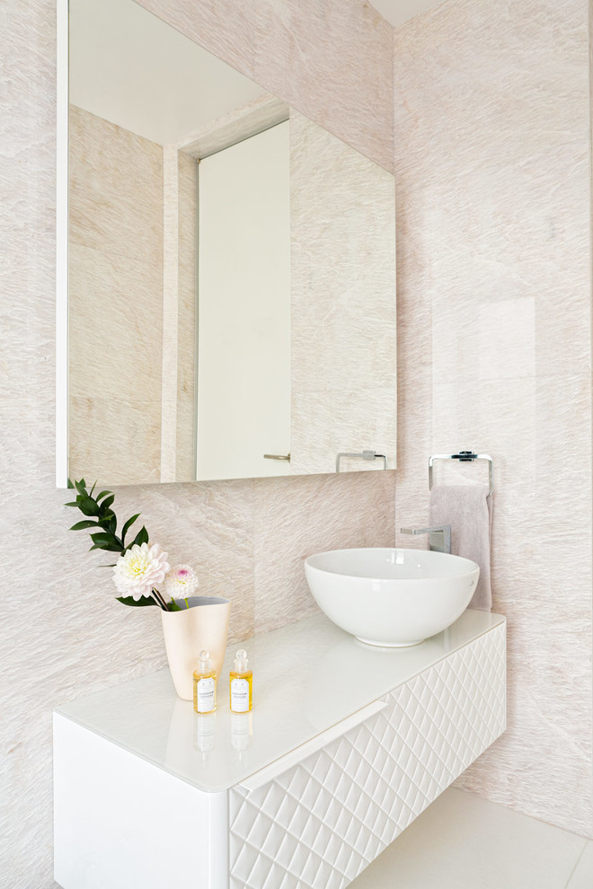 Ispirazione per una stanza da bagno chic con lavabo a bacinella, ante bianche e piastrelle beige