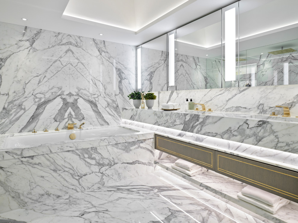 Exempel på ett klassiskt flerfärgad flerfärgat en-suite badrum, med ett undermonterat badkar, flerfärgad kakel, stenhäll, flerfärgade väggar, ett integrerad handfat och flerfärgat golv