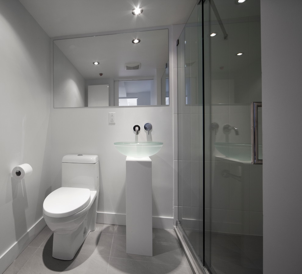 Modernes Badezimmer mit Aufsatzwaschbecken in Montreal