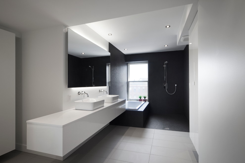 На фото: ванная комната в современном стиле с плиткой мозаикой, настольной раковиной, душем без бортиков и зеркалом с подсветкой с