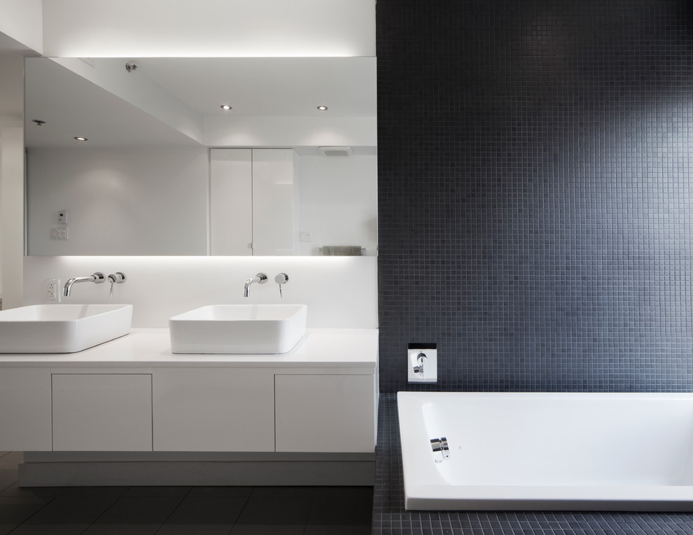 Источник вдохновения для домашнего уюта: ванная комната в современном стиле с настольной раковиной и зеркалом с подсветкой