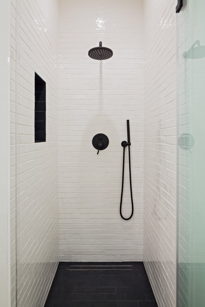 ロサンゼルスにある高級な中くらいなカントリー風のおしゃれなバスルーム (浴槽なし) (オープンシェルフ、アルコーブ型シャワー、壁掛け式トイレ、白いタイル、磁器タイル、白い壁、磁器タイルの床、壁付け型シンク、茶色い床、開き戸のシャワー) の写真