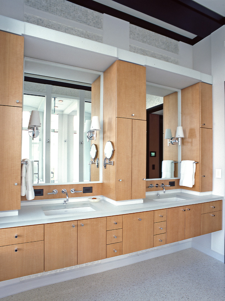 Réalisation d'une grande salle de bain principale design en bois clair avec un placard à porte plane, un mur blanc, sol en béton ciré, un lavabo encastré et un plan de toilette en verre.