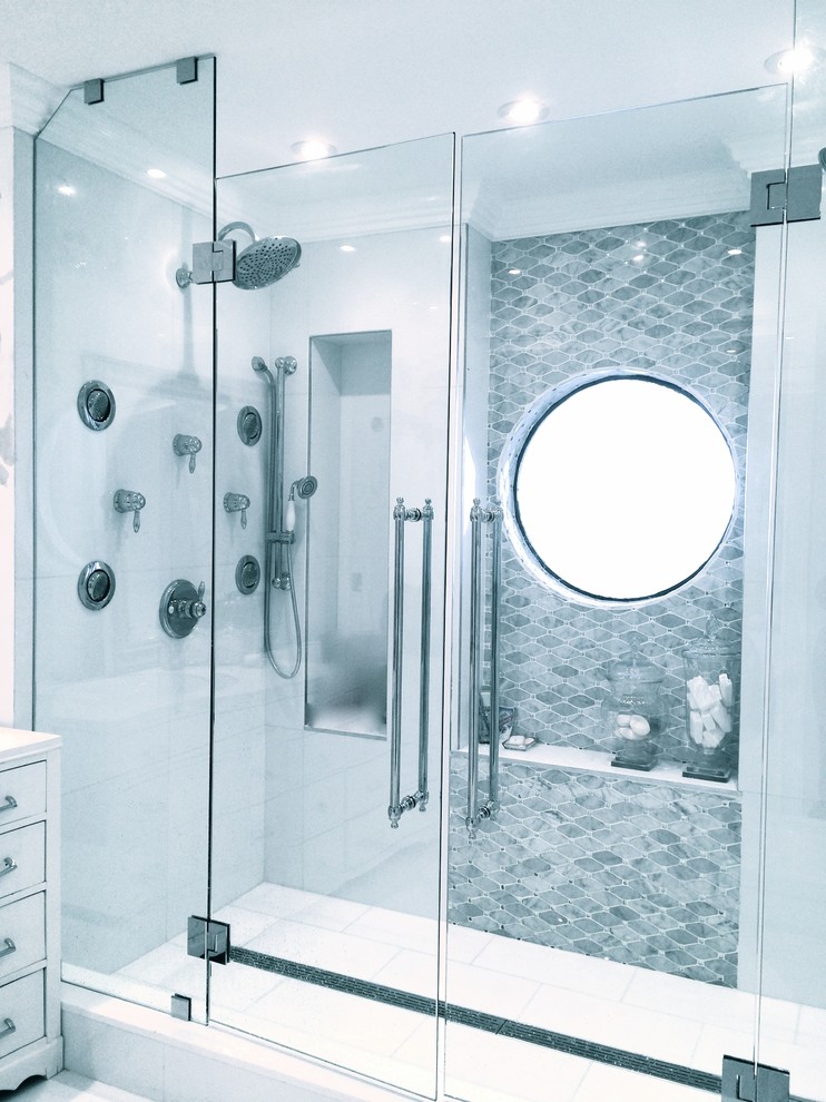 Cette image montre une salle de bain minimaliste avec un lavabo posé et un mur multicolore.