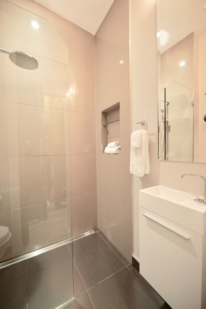 Idées déco pour une petite salle de bain contemporaine avec des portes de placard blanches.