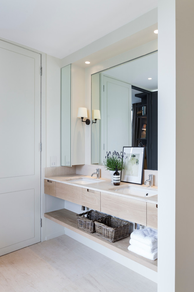 Diseño de cuarto de baño actual de tamaño medio con armarios con paneles lisos y lavabo bajoencimera