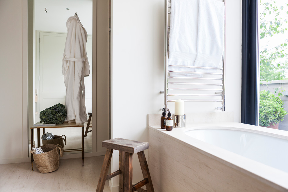 Idee per una stanza da bagno padronale contemporanea di medie dimensioni con lavabo da incasso, ante in legno chiaro, vasca da incasso, doccia a filo pavimento e parquet chiaro