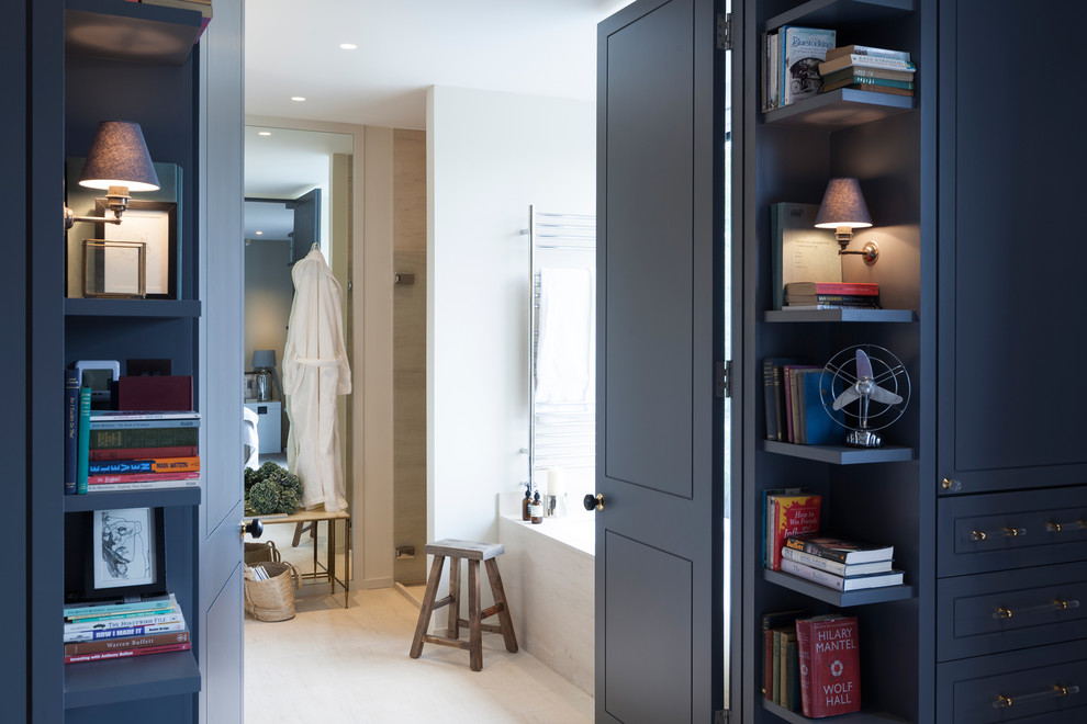 Mittelgroßes Modernes Badezimmer En Suite mit hellen Holzschränken, Einbaubadewanne und beiger Wandfarbe in London