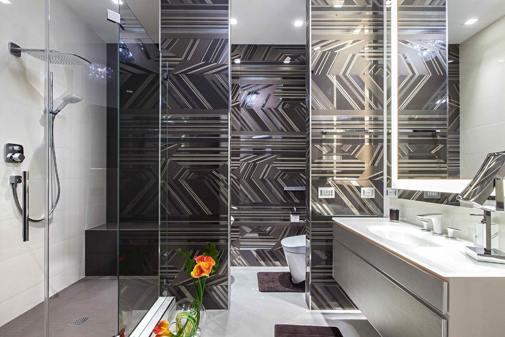 Idéer för ett mellanstort modernt en-suite badrum, med släta luckor, grå skåp, en dusch i en alkov, vit kakel, porslinskakel, vita väggar, ett integrerad handfat, bänkskiva i glas och klinkergolv i porslin