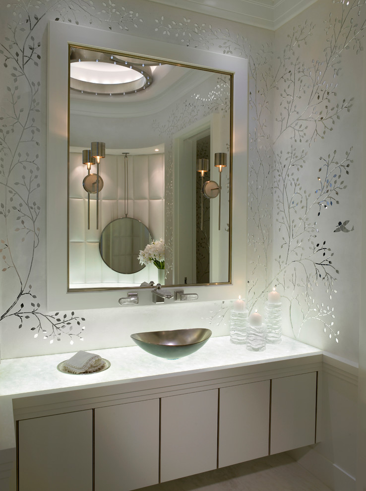 Exempel på ett mellanstort modernt badrum med dusch, med släta luckor, vita skåp, vit kakel, vita väggar, marmorgolv, ett fristående handfat, marmorbänkskiva och vitt golv