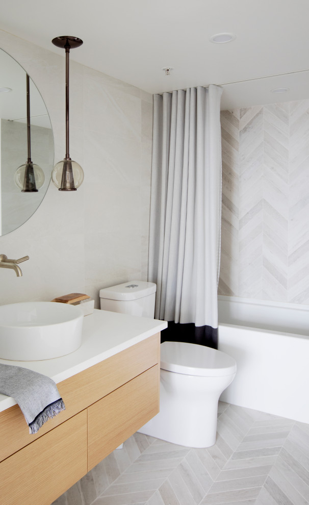 Idées déco pour une salle de bain scandinave en bois clair avec un placard à porte plane, une baignoire en alcôve, un carrelage gris, un mur gris, une vasque, un sol gris, une cabine de douche avec un rideau, un plan de toilette blanc et meuble-lavabo suspendu.