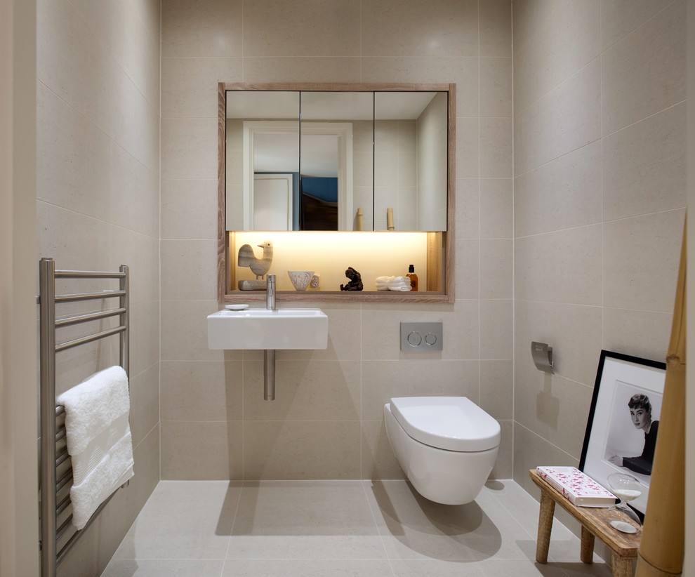 Exempel på ett litet modernt badrum med dusch, med ett väggmonterat handfat, en vägghängd toalettstol, beige kakel, keramikplattor, klinkergolv i keramik och beige väggar