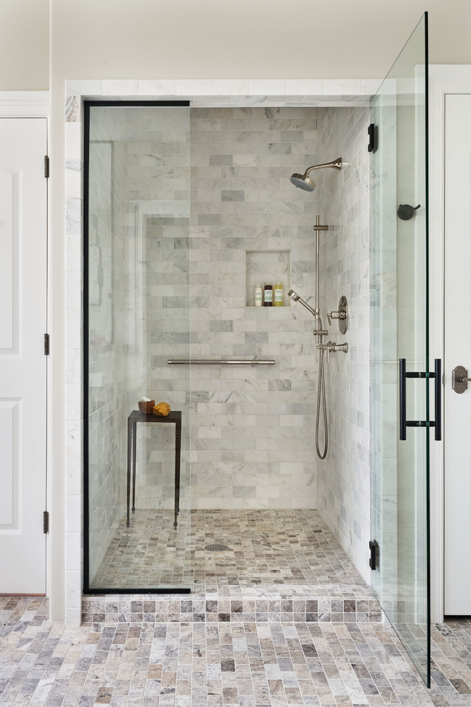 Exempel på ett stort klassiskt vit vitt en-suite badrum, med svarta skåp, en toalettstol med separat cisternkåpa, vit kakel, marmorkakel, vita väggar, ett konsol handfat och marmorbänkskiva