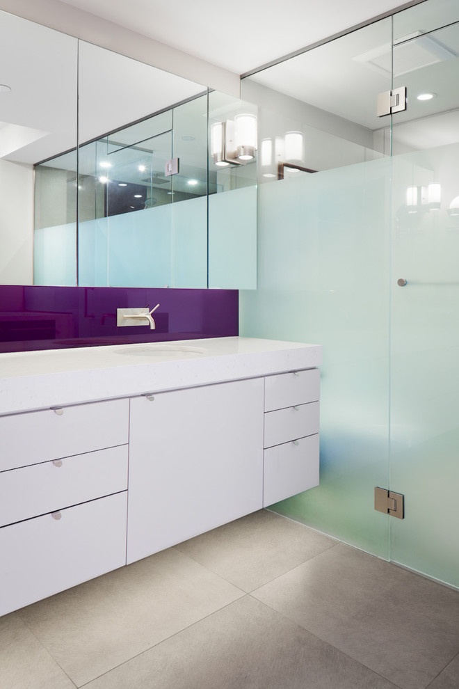Cette image montre une salle de bain design avec des portes de placard blanches.