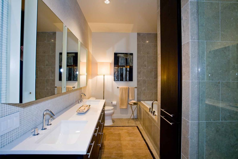 Ispirazione per una stanza da bagno contemporanea con lavabo sottopiano, vasca da incasso e piastrelle grigie