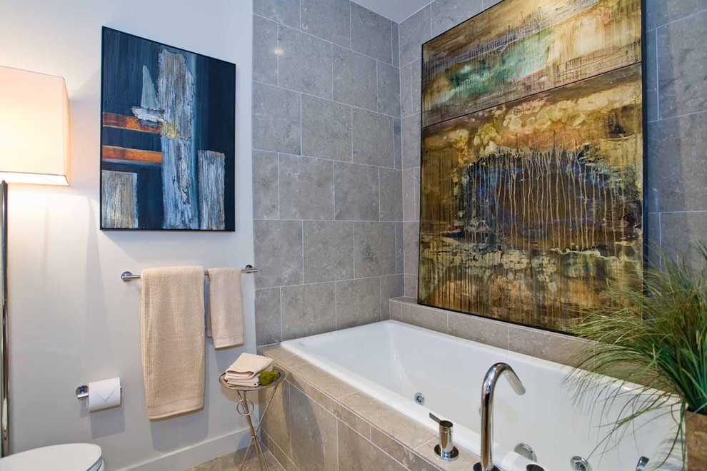 Cette image montre une salle de bain design avec une baignoire posée et un carrelage beige.
