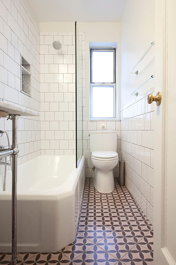 Modelo de cuarto de baño clásico renovado con lavabo tipo consola, combinación de ducha y bañera, paredes blancas y bañera esquinera