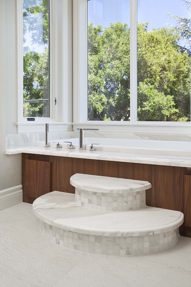 Diseño de cuarto de baño blanco y madera contemporáneo con puertas de armario de madera en tonos medios, baldosas y/o azulejos blancos, encimera de mármol y baldosas y/o azulejos de mármol