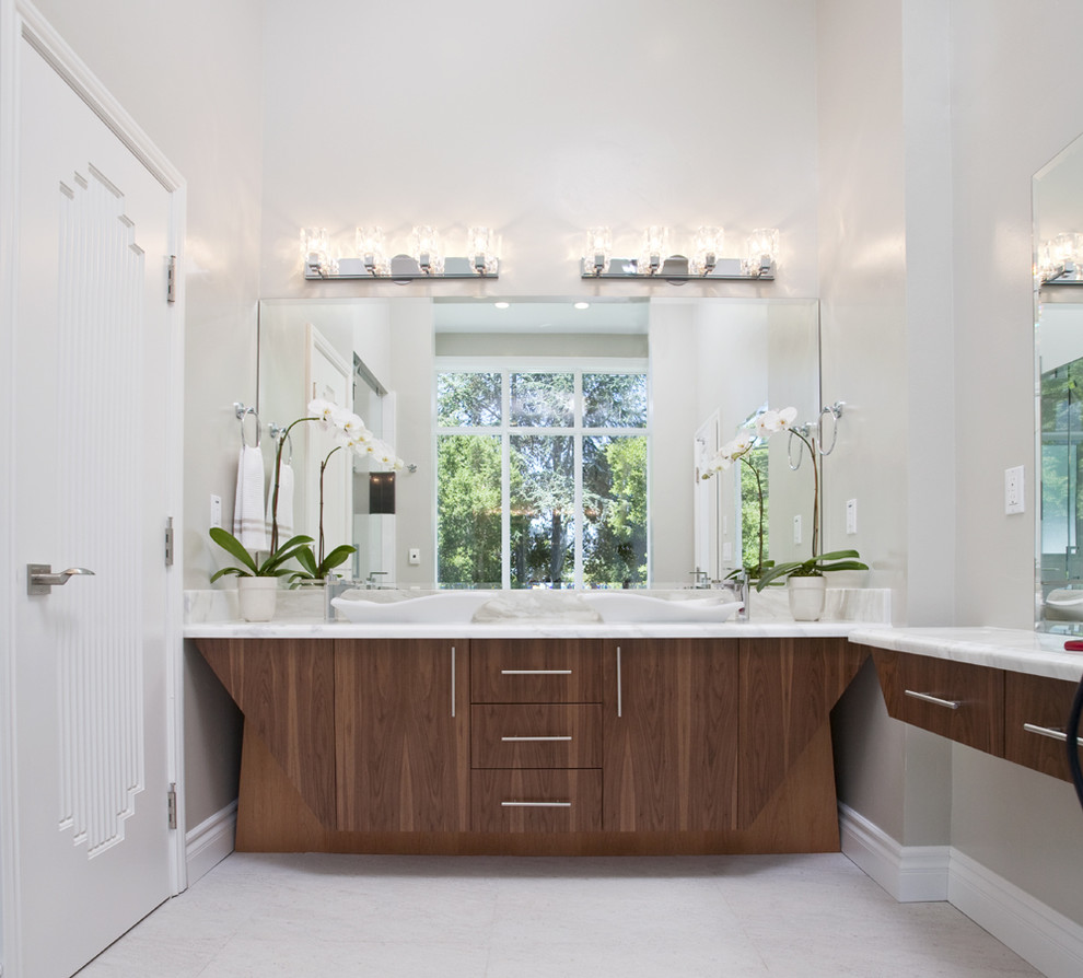 Idee per una stanza da bagno minimalista con top in marmo, lavabo a bacinella, ante in legno scuro e pareti bianche