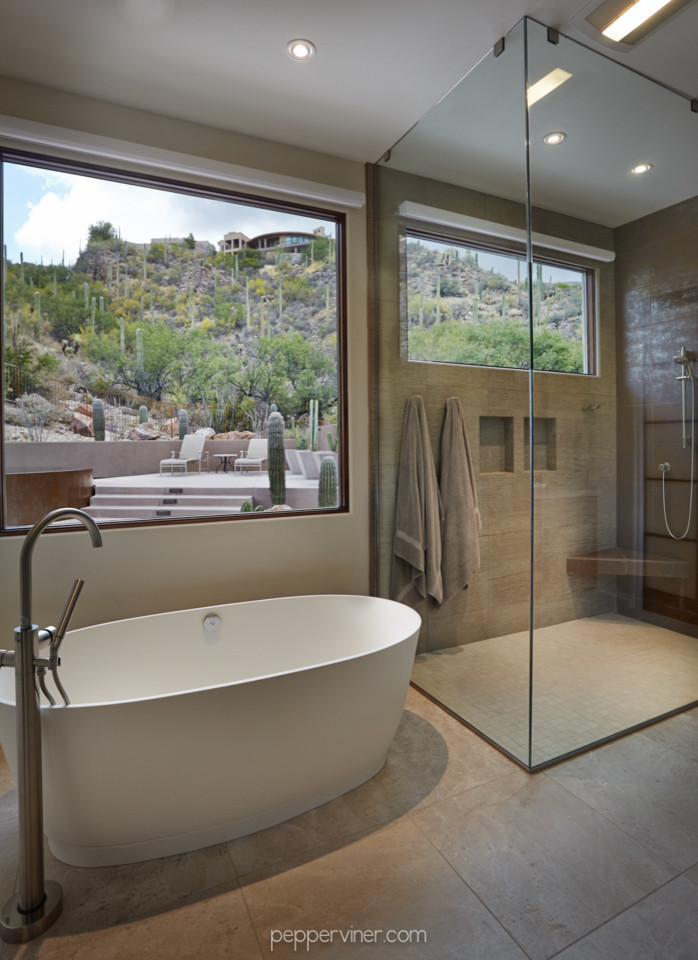 Источник вдохновения для домашнего уюта: ванная комната в современном стиле с отдельно стоящей ванной и душем без бортиков
