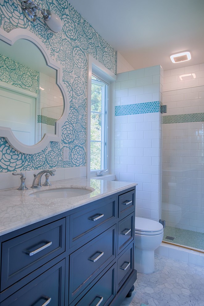 Источник вдохновения для домашнего уюта: главная ванная комната среднего размера в стиле кантри с фасадами с утопленной филенкой, синими фасадами, душем в нише, раздельным унитазом, синей плиткой, белой плиткой, плиткой кабанчик, синими стенами, мраморным полом, врезной раковиной, мраморной столешницей, белым полом, душем с распашными дверями и белой столешницей