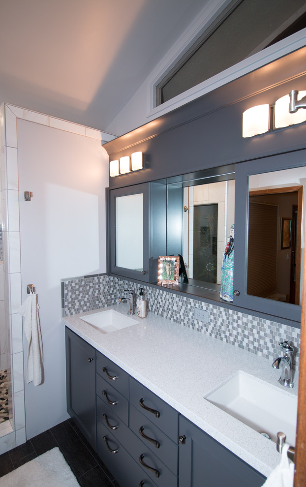 Пример оригинального дизайна: маленькая главная ванная комната в стиле неоклассика (современная классика) с фасадами с утопленной филенкой, серыми фасадами, открытым душем, раздельным унитазом, керамогранитной плиткой, серыми стенами, полом из керамогранита, врезной раковиной и столешницей из искусственного кварца для на участке и в саду