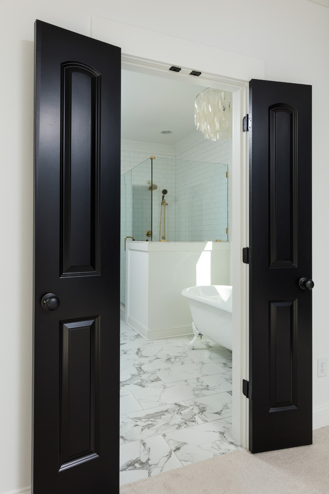 Идея дизайна: большая главная ванная комната в классическом стиле с ванной на ножках, угловым душем, белой плиткой, плиткой кабанчик, белыми стенами, мраморным полом, белым полом и душем с распашными дверями