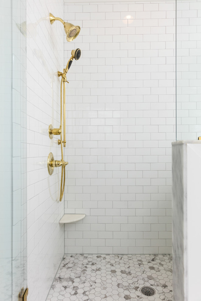 На фото: большая главная ванная комната в классическом стиле с ванной на ножках, угловым душем, белой плиткой, плиткой кабанчик, белыми стенами, мраморным полом, белым полом и душем с распашными дверями с