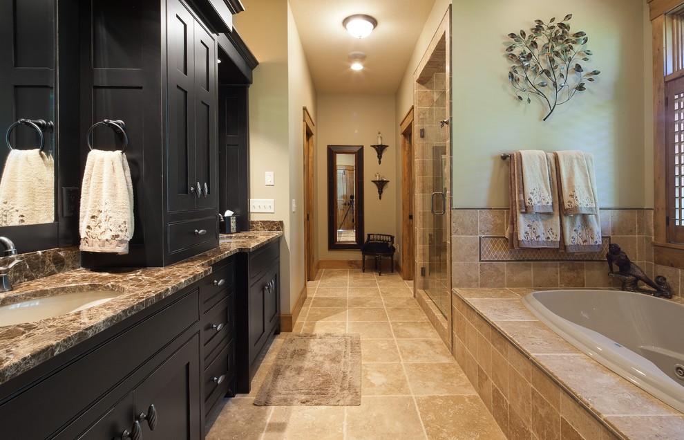 Foto de cuarto de baño rústico con lavabo bajoencimera, encimera de granito, bañera encastrada, ducha empotrada, baldosas y/o azulejos beige y baldosas y/o azulejos de piedra