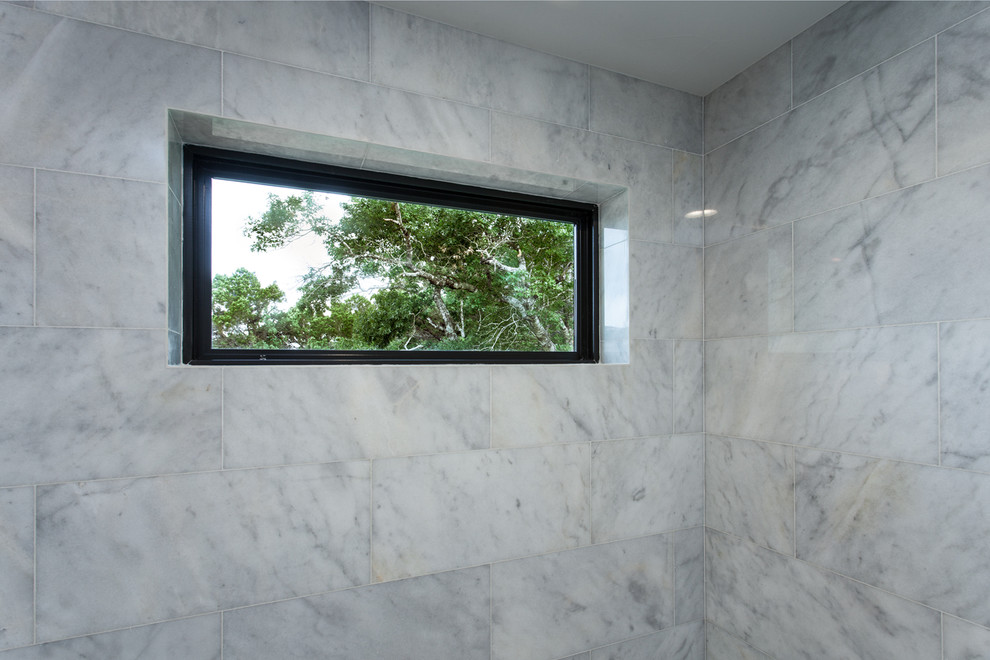 Источник вдохновения для домашнего уюта: главная ванная комната в стиле неоклассика (современная классика) с душем в нише и белой плиткой