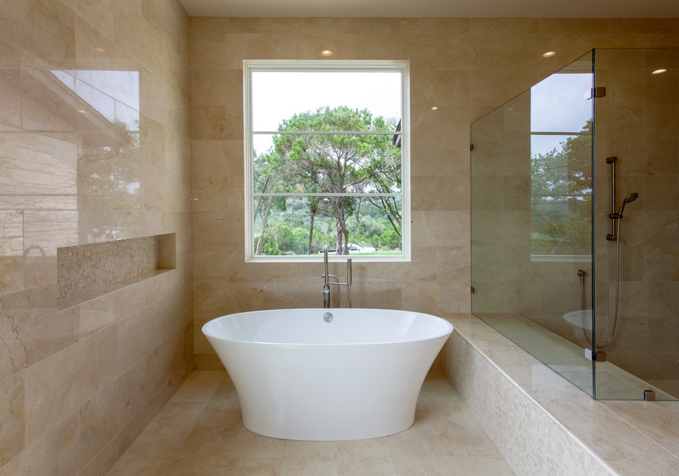 Idée de décoration pour une salle de bain principale tradition avec une baignoire indépendante, une douche double, un carrelage beige, un carrelage de pierre, un mur beige et un sol en marbre.