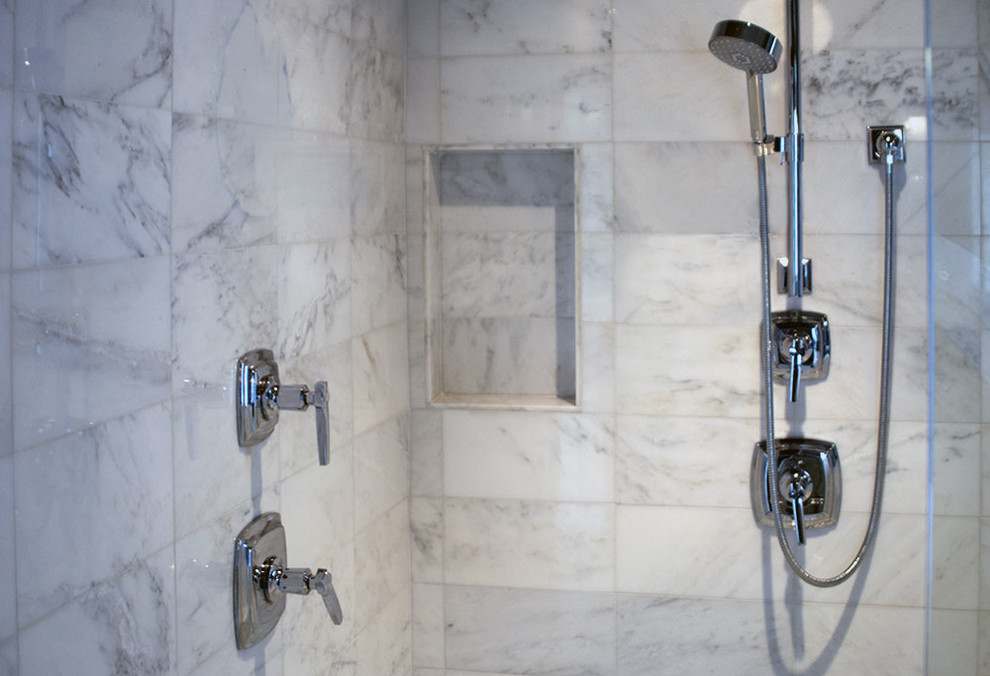 Klassisches Badezimmer mit Eckdusche und Falttür-Duschabtrennung in Sonstige