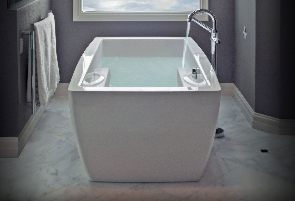 Inspiration pour une salle de bain traditionnelle avec une baignoire indépendante, un sol en marbre et un sol gris.