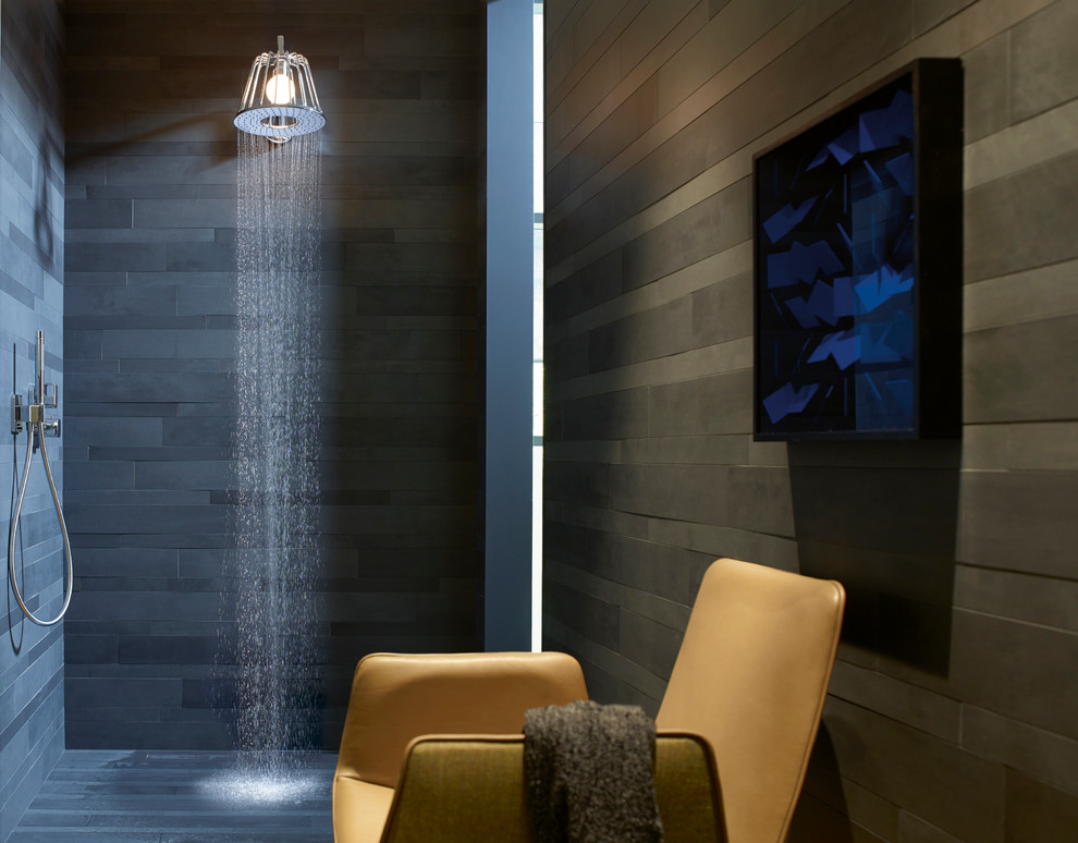 Идея дизайна: большая главная ванная комната в стиле фьюжн с подвесной раковиной, открытым душем и коричневыми стенами