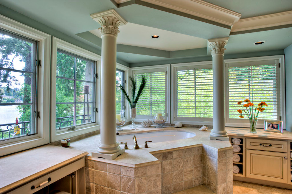 Modern inredning av ett en-suite badrum, med ett integrerad handfat, möbel-liknande, beige skåp, laminatbänkskiva, ett hörnbadkar, en hörndusch, blå väggar och klinkergolv i keramik