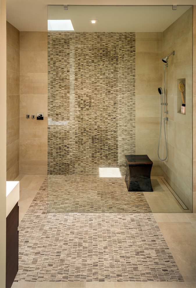 Cette image montre une salle de bain principale design en bois foncé avec une douche ouverte, un carrelage beige, mosaïque, un sol en carrelage de terre cuite, un plan de toilette en quartz modifié, un sol beige, aucune cabine et un plan de toilette blanc.