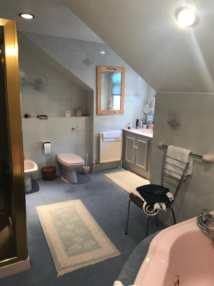 Стильный дизайн: главная ванная комната среднего размера в стиле модернизм с белыми фасадами, душевой комнатой, желтой плиткой, полом из керамической плитки, белым полом, открытым душем, тумбой под две раковины и подвесной тумбой - последний тренд