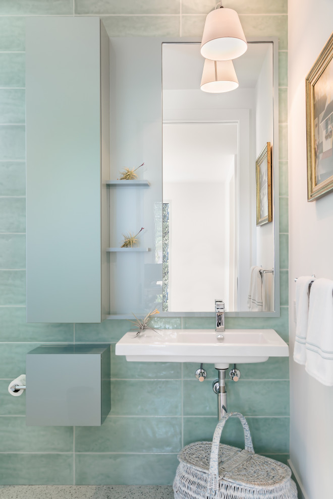 Пример оригинального дизайна: ванная комната в современном стиле с плоскими фасадами, синими фасадами, керамической плиткой, полом из терраццо, подвесной раковиной, разноцветным полом, зеленой плиткой, душевой кабиной и белой столешницей