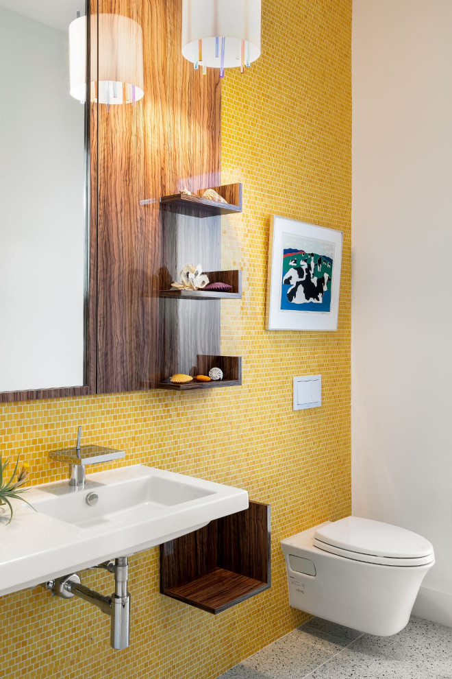 Idée de décoration pour une petite salle d'eau design avec WC suspendus, un carrelage jaune, un sol en terrazzo, un lavabo suspendu, un sol multicolore et un mur blanc.