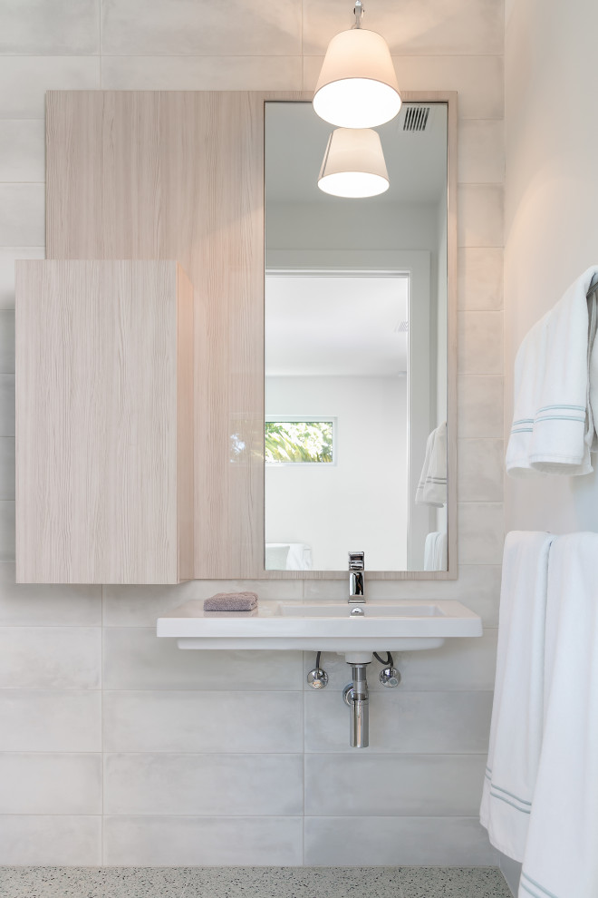 Diseño de cuarto de baño contemporáneo con baldosas y/o azulejos blancos, baldosas y/o azulejos de cerámica, suelo de terrazo, aseo y ducha, lavabo suspendido y suelo multicolor