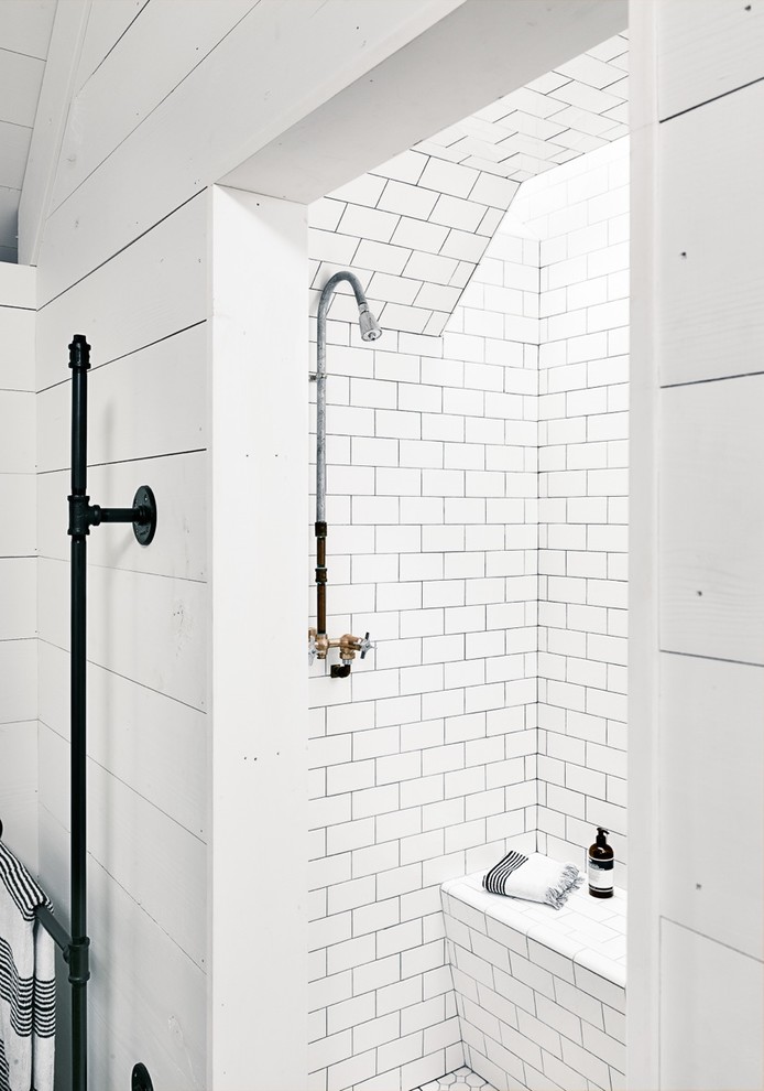 Ejemplo de cuarto de baño principal de estilo de casa de campo pequeño con baldosas y/o azulejos blancos y baldosas y/o azulejos de cerámica