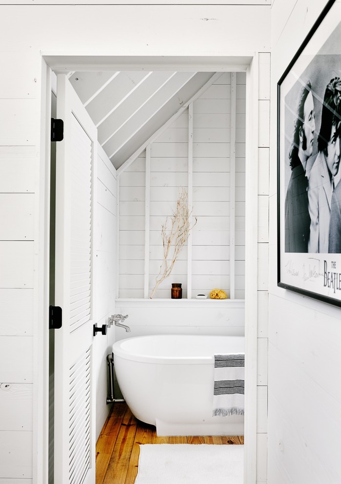 Ispirazione per una piccola stanza da bagno padronale country con vasca freestanding