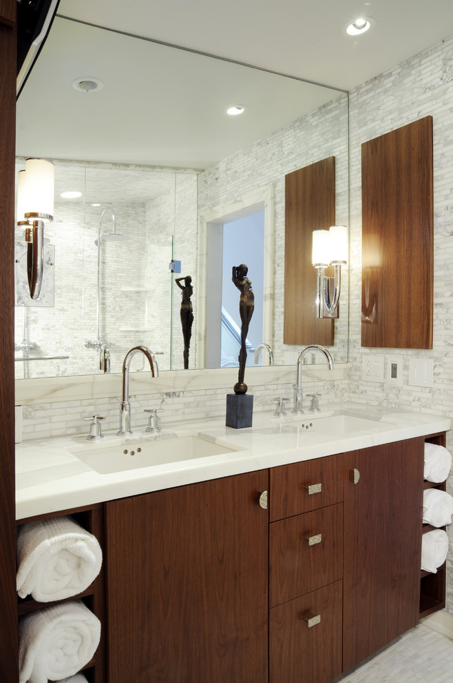 Idéer för att renovera ett funkis vit vitt en-suite badrum, med släta luckor, skåp i mellenmörkt trä, en dubbeldusch, vit kakel, marmorkakel, marmorgolv, ett undermonterad handfat, marmorbänkskiva, vitt golv och dusch med gångjärnsdörr