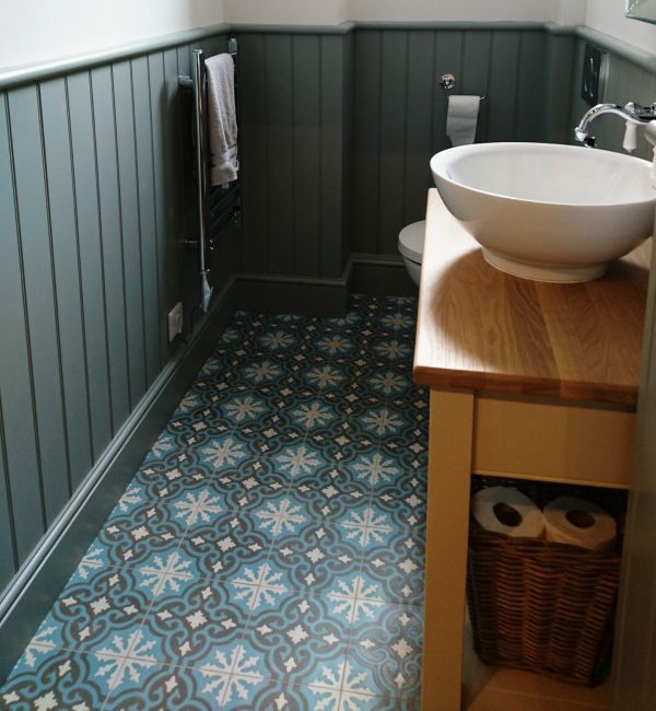 Свежая идея для дизайна: ванная комната в стиле фьюжн с цементной плиткой - отличное фото интерьера