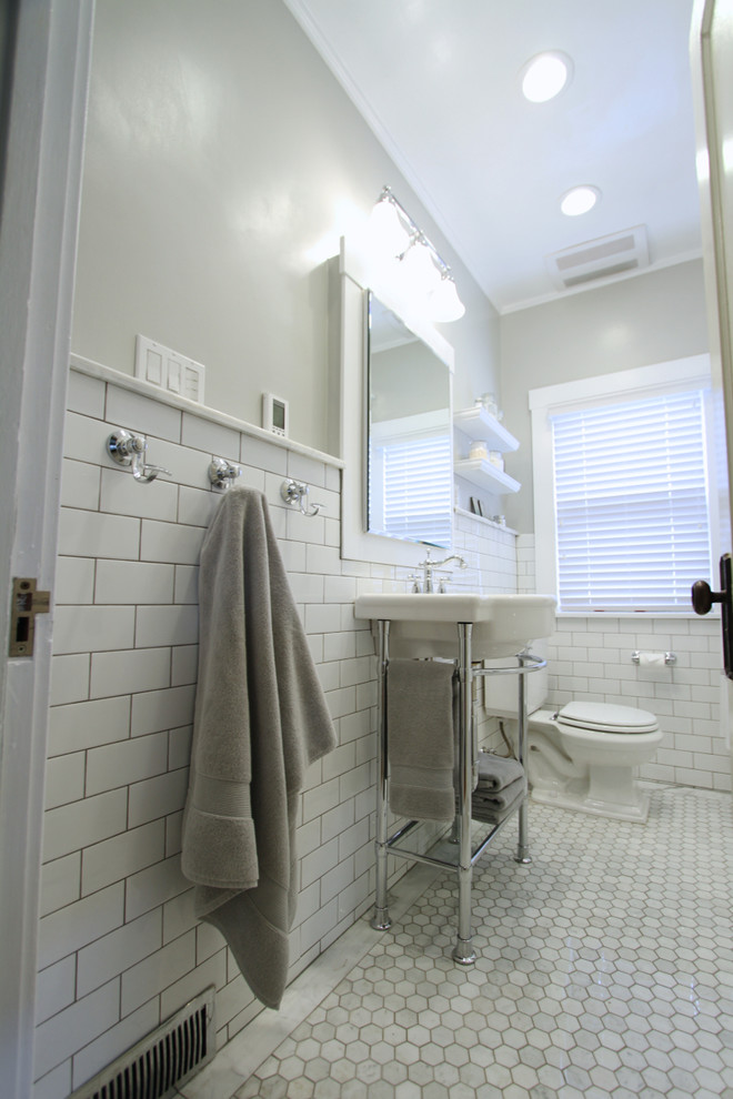 Ispirazione per una piccola stanza da bagno con lavabo a colonna, vasca ad alcova e WC a due pezzi
