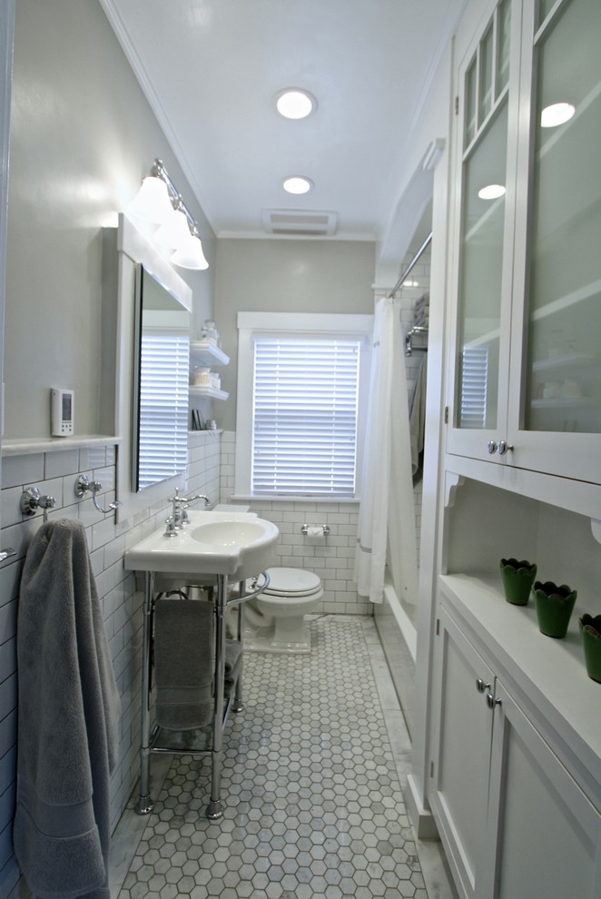 Immagine di una piccola stanza da bagno stile americano con vasca ad alcova, WC a due pezzi e lavabo a consolle